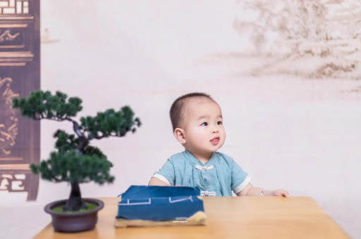 张家界怀孕肚子中间凹两边凸